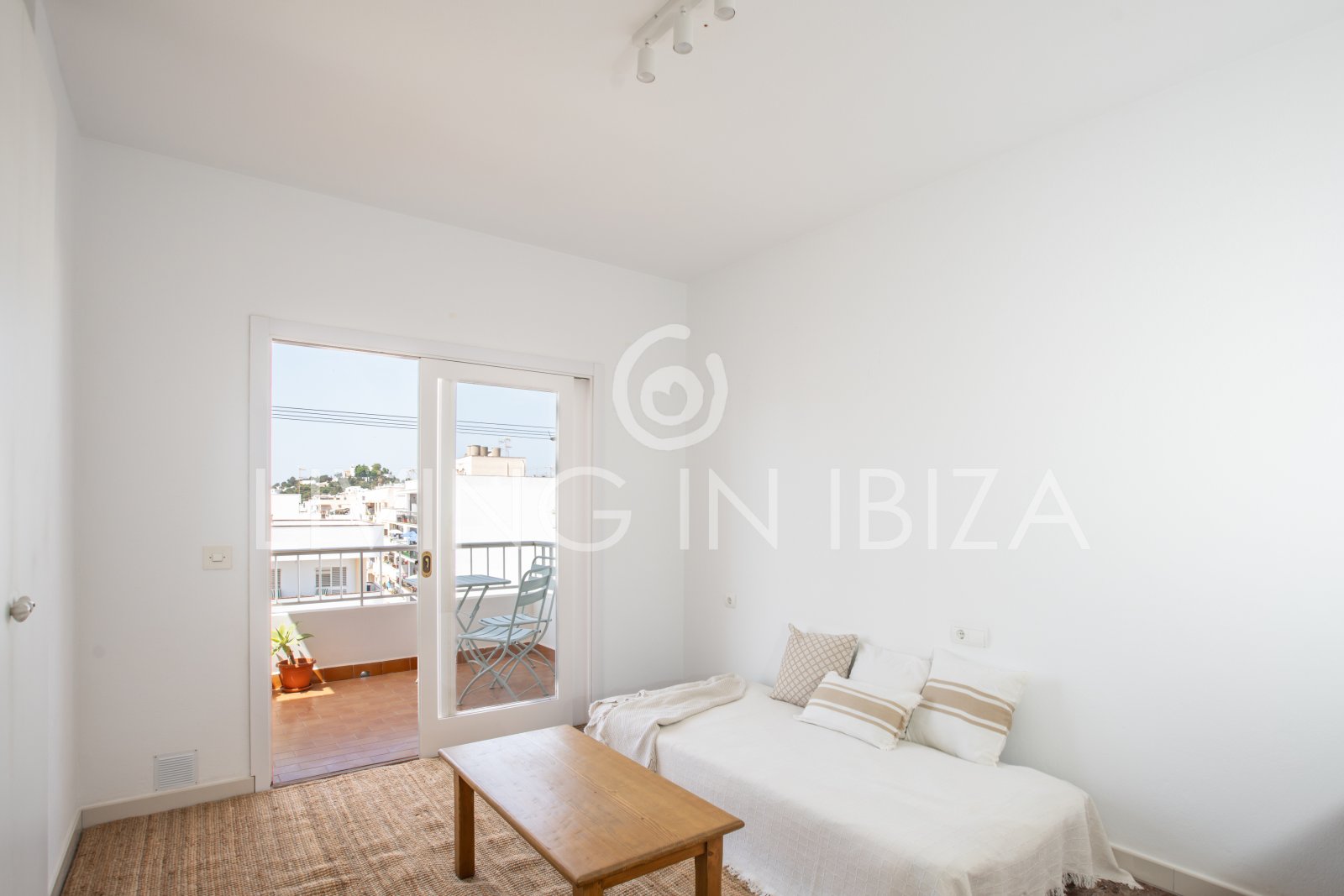 For sale. This cosy Mediterranean-style apartment, located in Santa Eulalia del Río (Ibiza). 