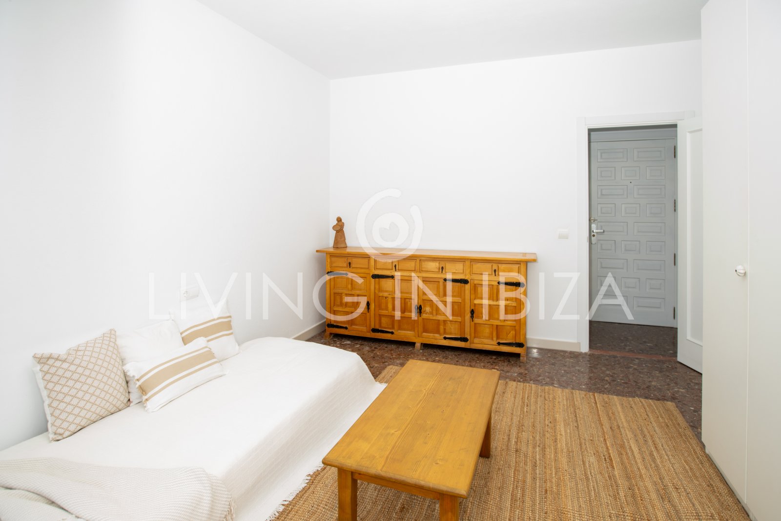 For sale. This cosy Mediterranean-style apartment, located in Santa Eulalia del Río (Ibiza). 