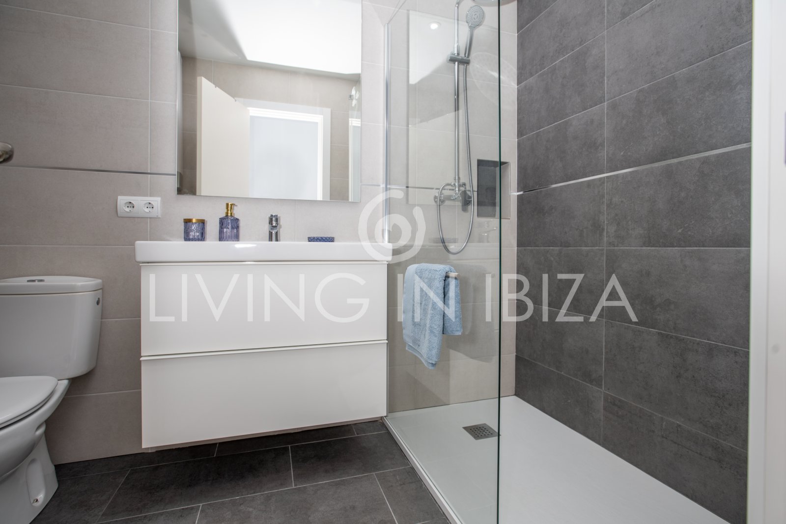 For sale. This cosy Mediterranean-style apartment, located in Santa Eulalia del Río (Ibiza). 