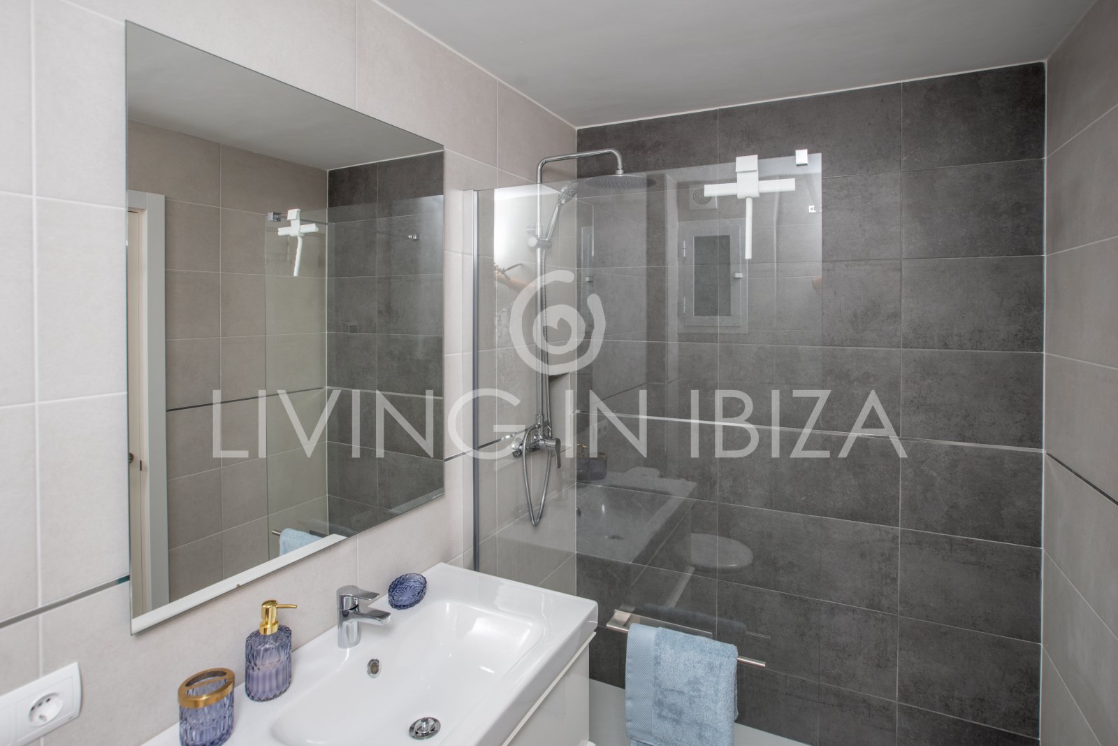 For sale. This cosy Mediterranean-style apartment, located in Santa Eulalia del Río (Ibiza). 