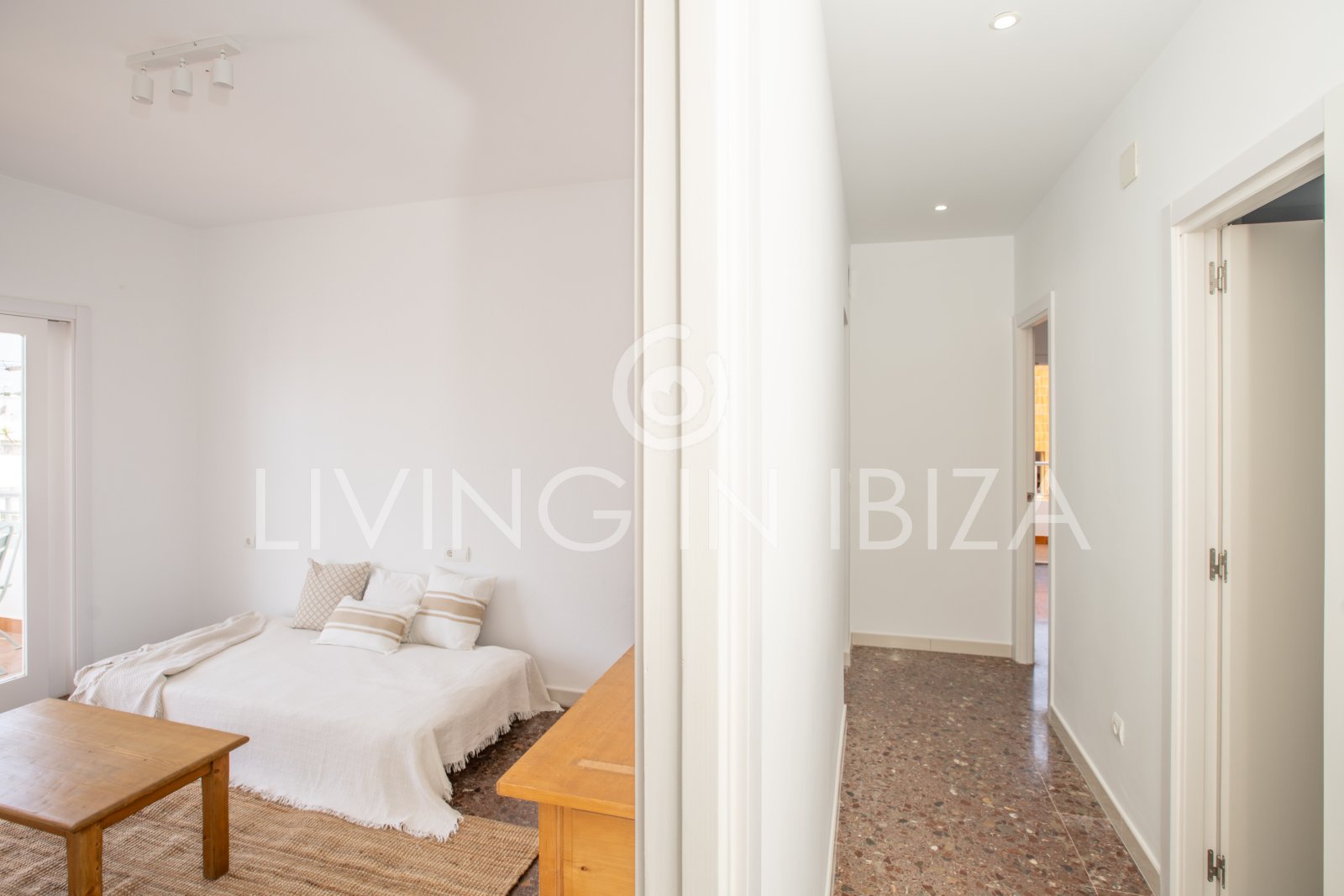 For sale. This cosy Mediterranean-style apartment, located in Santa Eulalia del Río (Ibiza). 