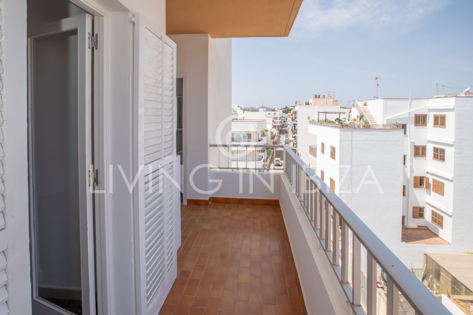 For sale. This cosy Mediterranean-style apartment, located in Santa Eulalia del Río (Ibiza). 