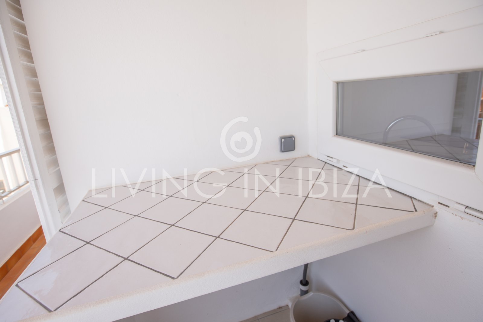 For sale. This cosy Mediterranean-style apartment, located in Santa Eulalia del Río (Ibiza). 