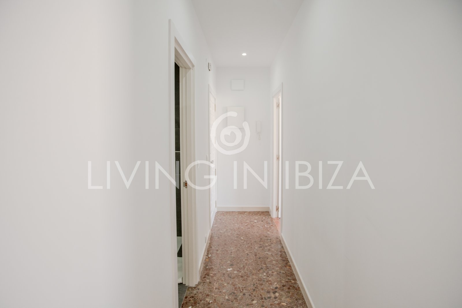 For sale. This cosy Mediterranean-style apartment, located in Santa Eulalia del Río (Ibiza). 