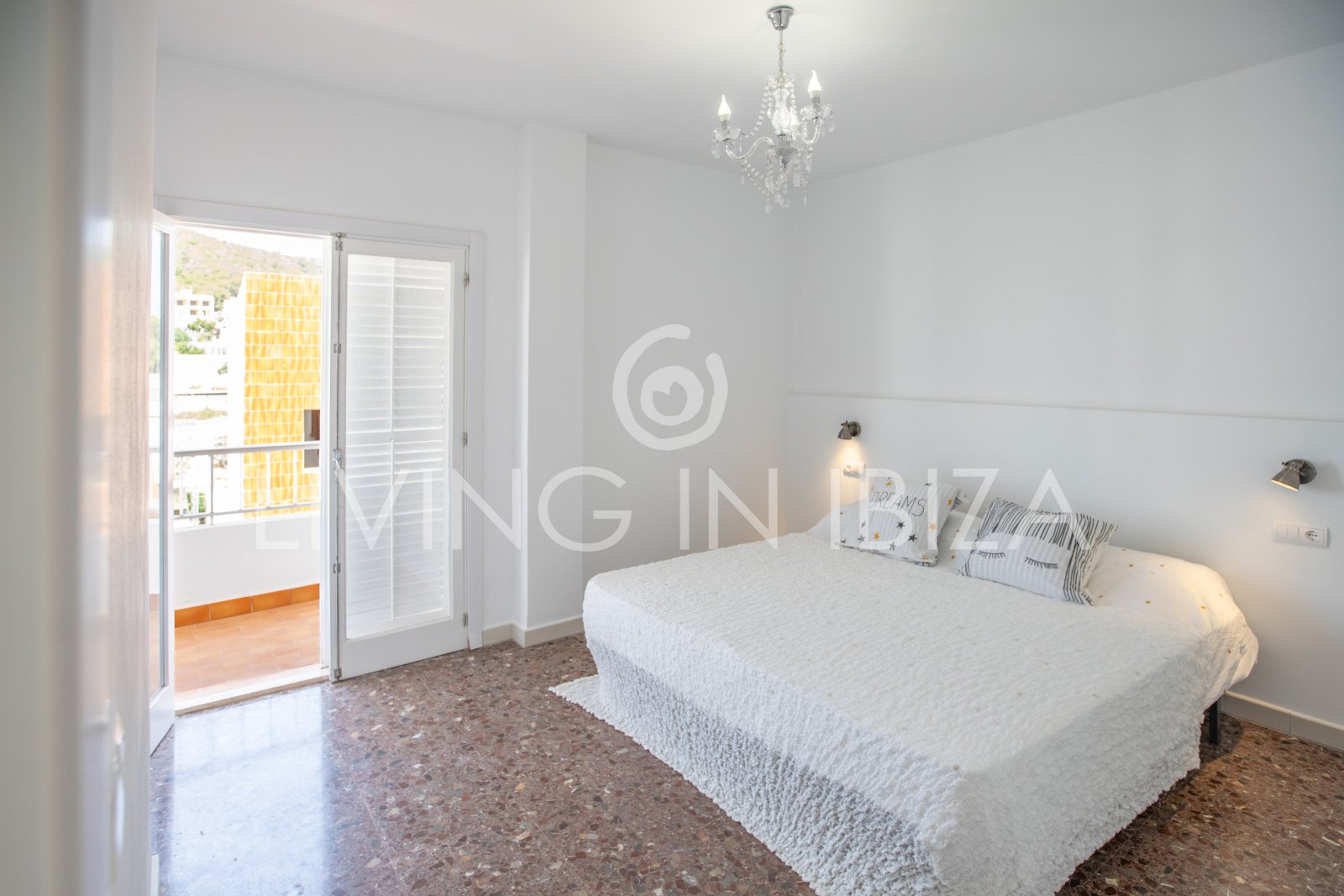 For sale. This cosy Mediterranean-style apartment, located in Santa Eulalia del Río (Ibiza). 