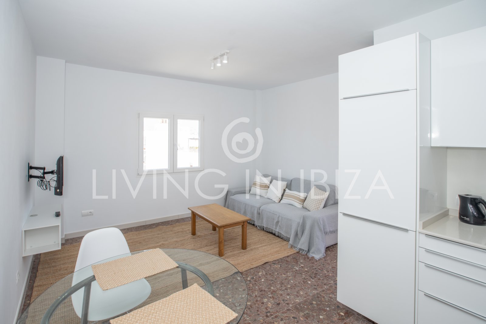 For sale. This cosy Mediterranean-style apartment, located in Santa Eulalia del Río (Ibiza). 