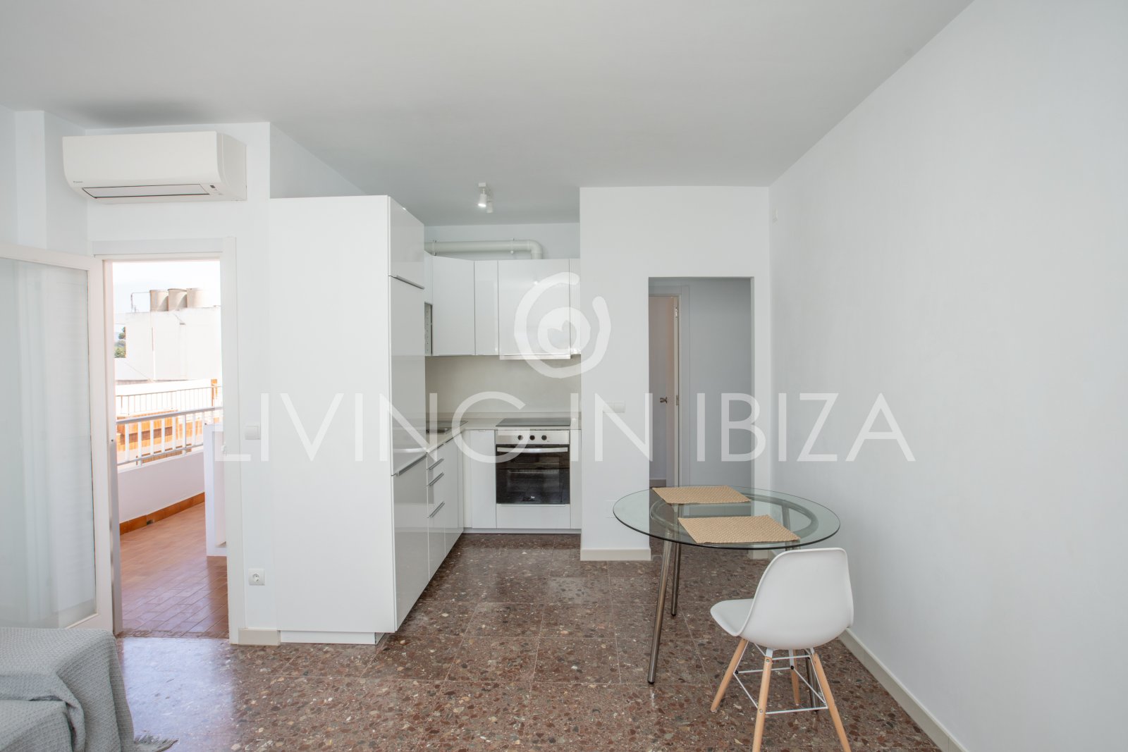 For sale. This cosy Mediterranean-style apartment, located in Santa Eulalia del Río (Ibiza). 