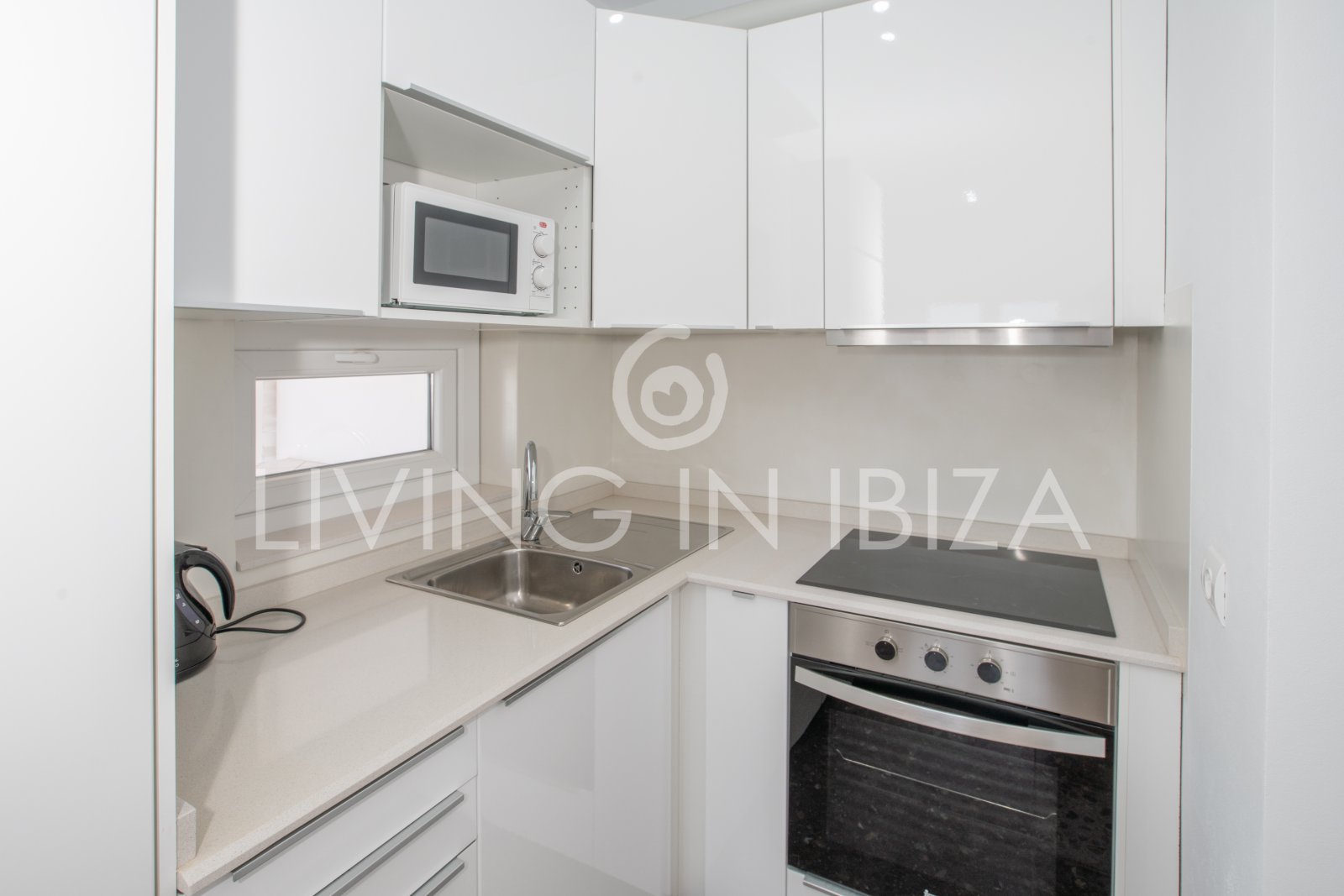 For sale. This cosy Mediterranean-style apartment, located in Santa Eulalia del Río (Ibiza). 