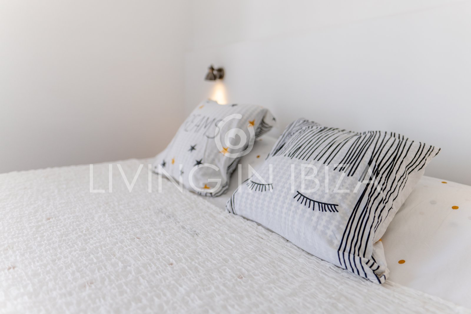 For sale. This cosy Mediterranean-style apartment, located in Santa Eulalia del Río (Ibiza). 