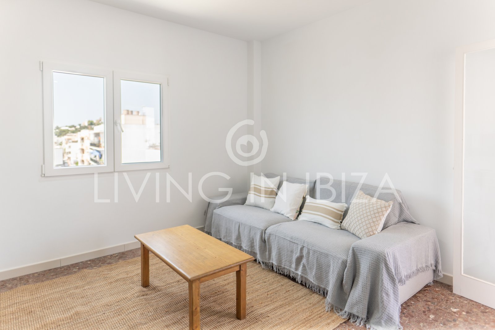 For sale. This cosy Mediterranean-style apartment, located in Santa Eulalia del Río (Ibiza). 