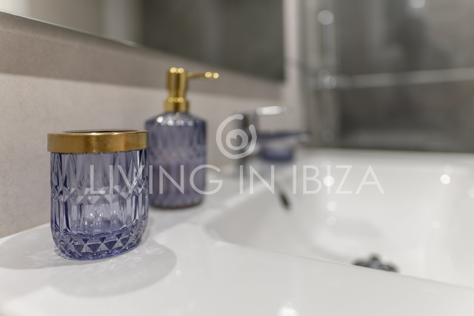 For sale. This cosy Mediterranean-style apartment, located in Santa Eulalia del Río (Ibiza). 