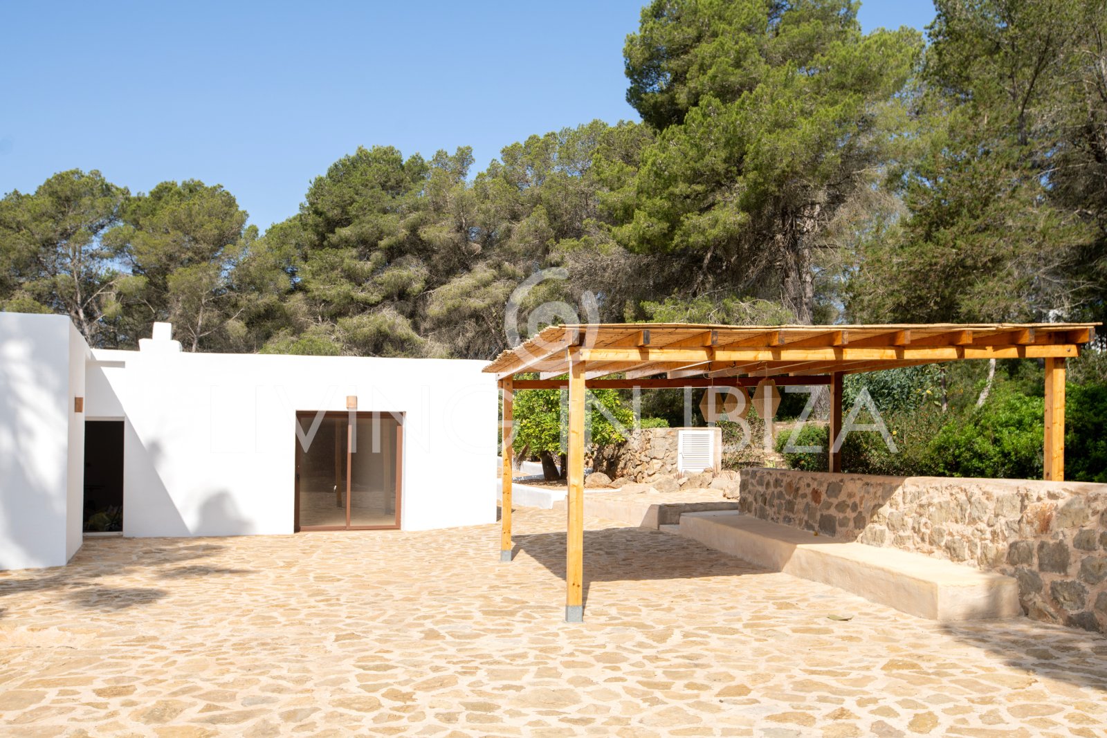 Santa Gertrudis, San Lorenzo long term rental annual rent comfortable villa with salt pool in Ibiza private rural area to let close to Morna College