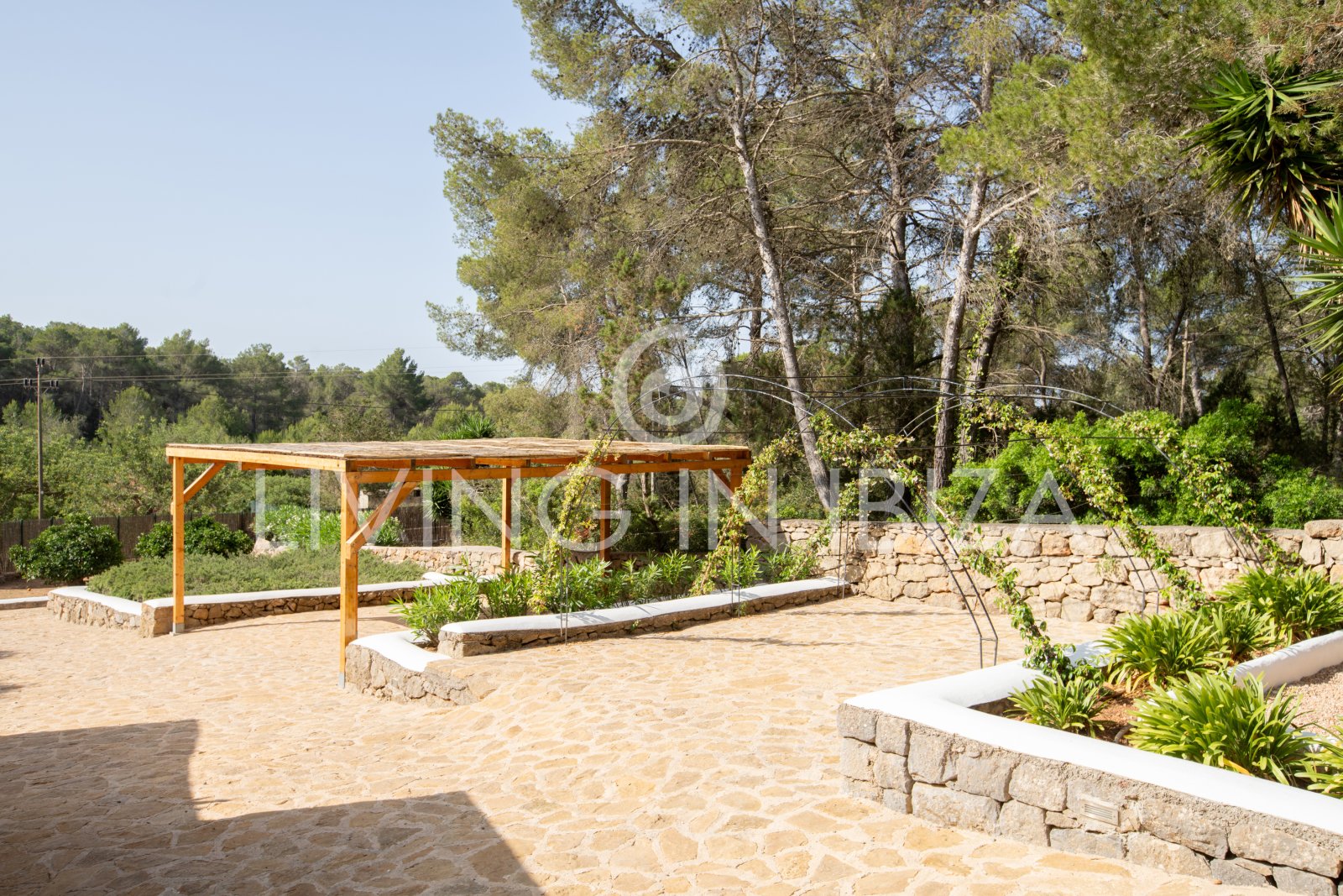 Santa Gertrudis, San Lorenzo long term rental annual rent comfortable villa with salt pool in Ibiza private rural area to let close to Morna College