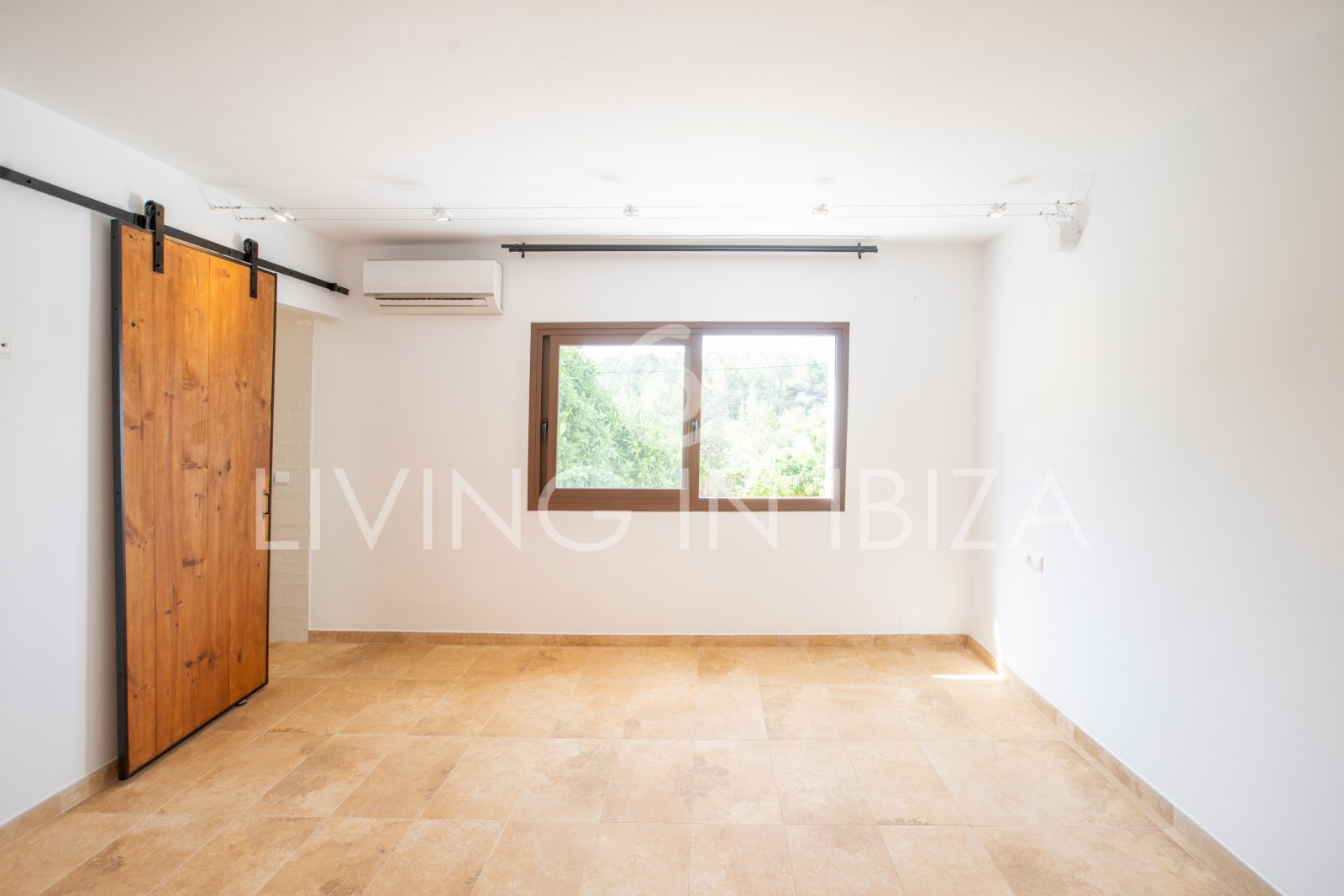 Santa Gertrudis, San Lorenzo long term rental annual rent comfortable villa with salt pool in Ibiza private rural area to let close to Morna College