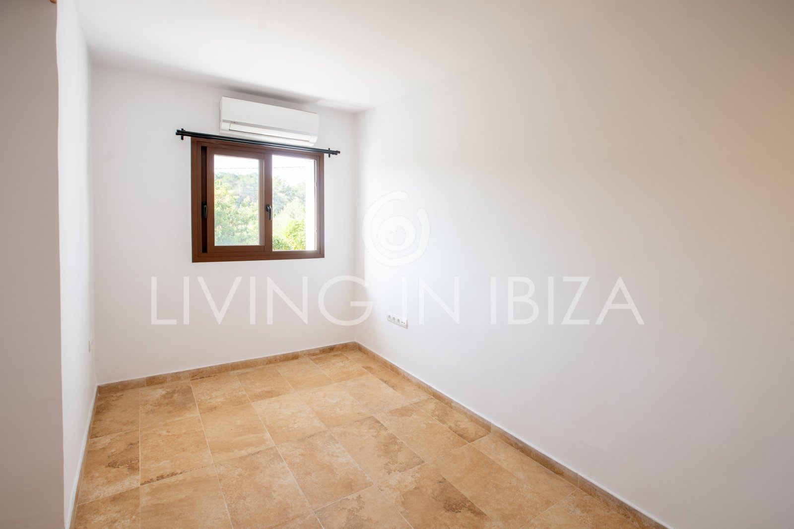 Santa Gertrudis, San Lorenzo long term rental annual rent comfortable villa with salt pool in Ibiza private rural area to let close to Morna College