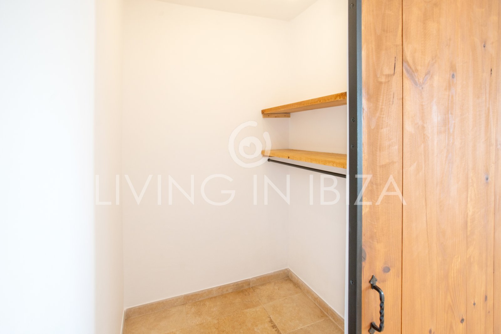 Santa Gertrudis, San Lorenzo long term rental annual rent comfortable villa with salt pool in Ibiza private rural area to let close to Morna College