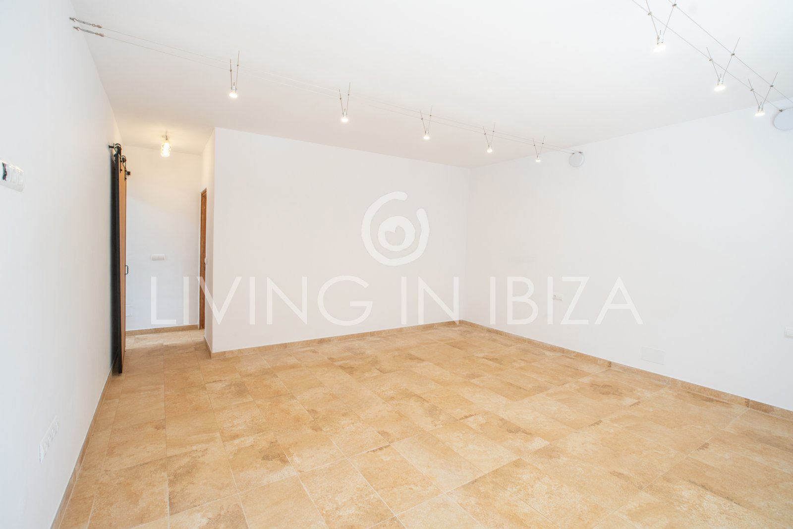 Santa Gertrudis, San Lorenzo long term rental annual rent comfortable villa with salt pool in Ibiza private rural area to let close to Morna College