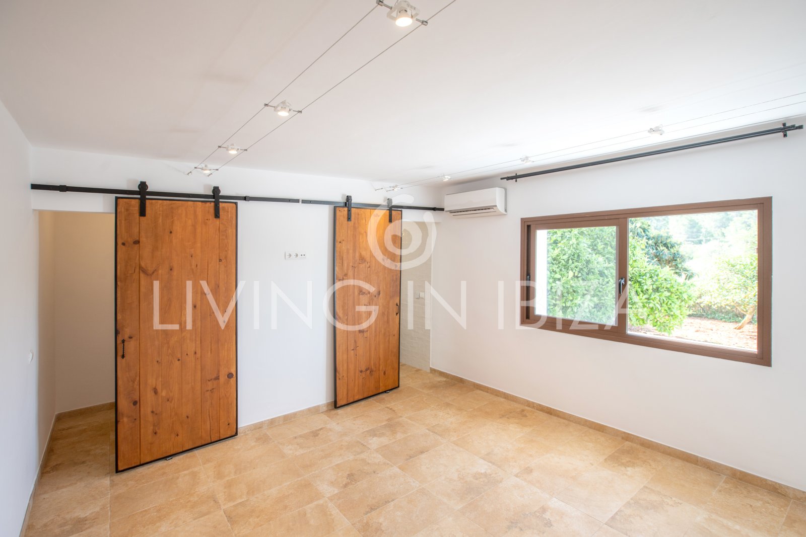 Santa Gertrudis, San Lorenzo long term rental annual rent comfortable villa with salt pool in Ibiza private rural area to let close to Morna College