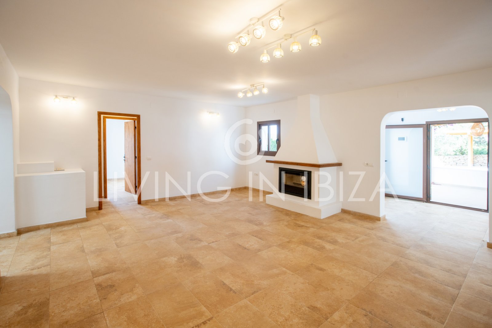 Santa Gertrudis, San Lorenzo long term rental annual rent comfortable villa with salt pool in Ibiza private rural area to let close to Morna College