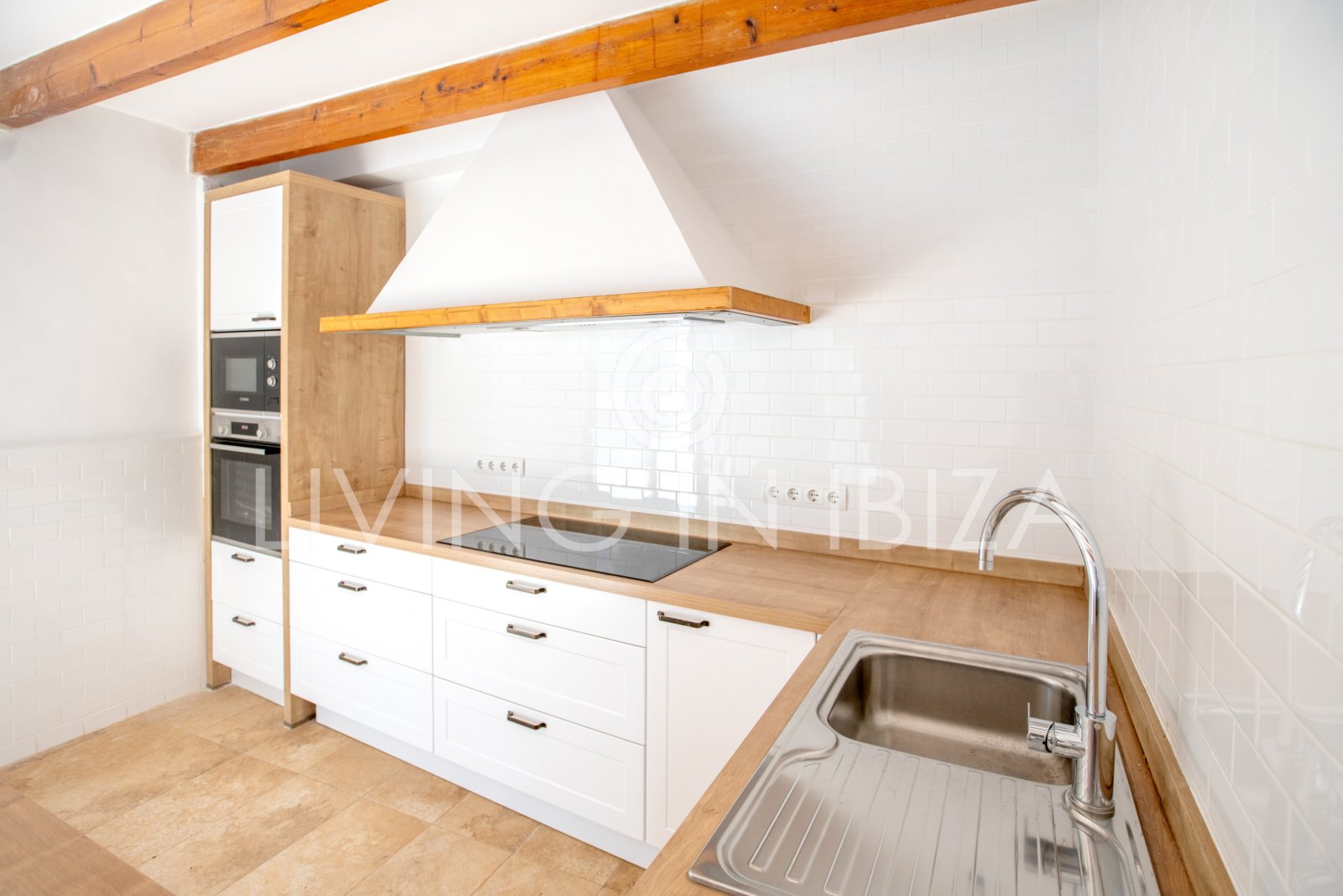 Santa Gertrudis, San Lorenzo long term rental annual rent comfortable villa with salt pool in Ibiza private rural area to let close to Morna College