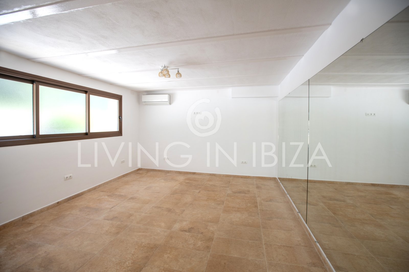 Santa Gertrudis, San Lorenzo long term rental annual rent comfortable villa with salt pool in Ibiza private rural area to let close to Morna College