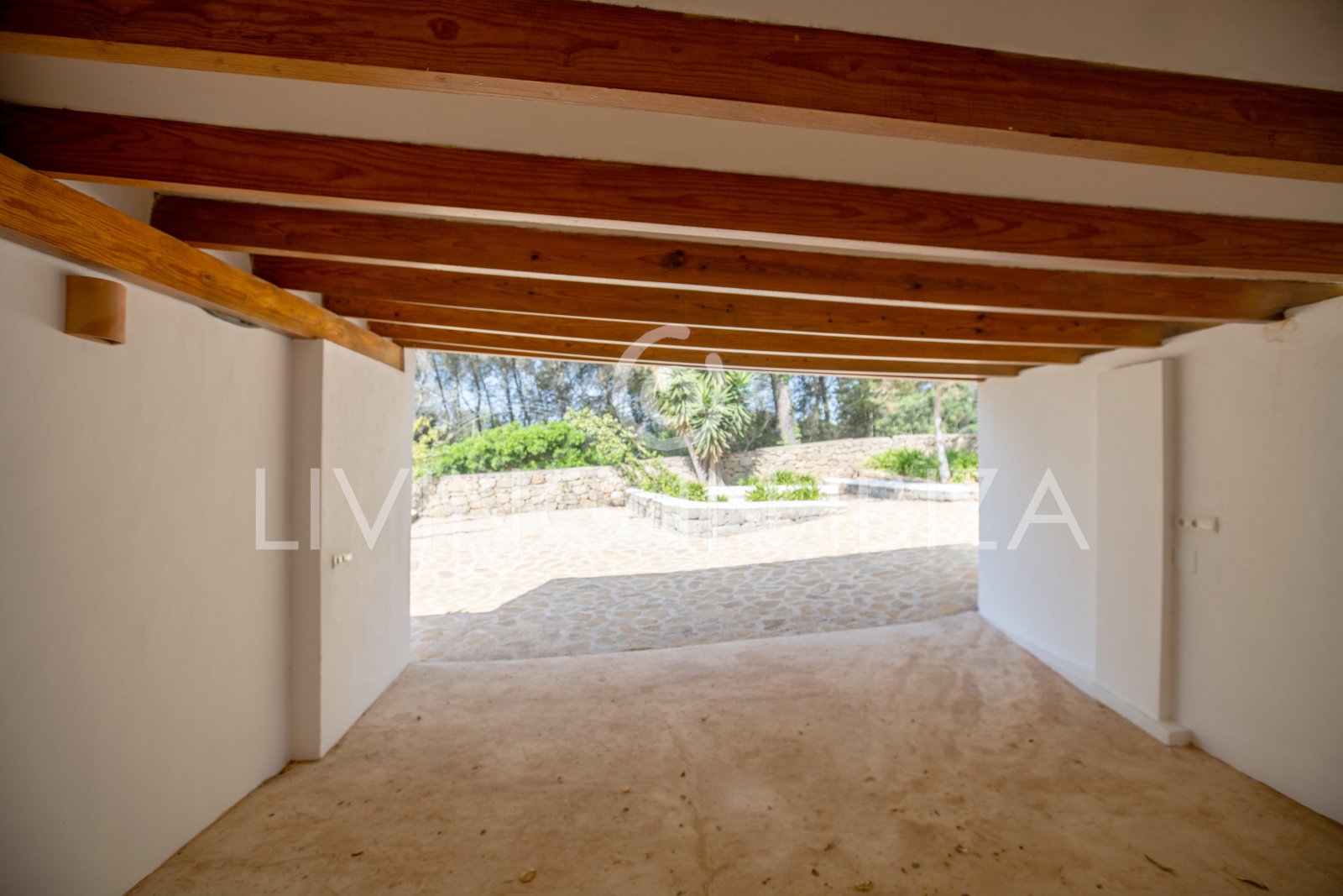 Santa Gertrudis, San Lorenzo long term rental annual rent comfortable villa with salt pool in Ibiza private rural area to let close to Morna College