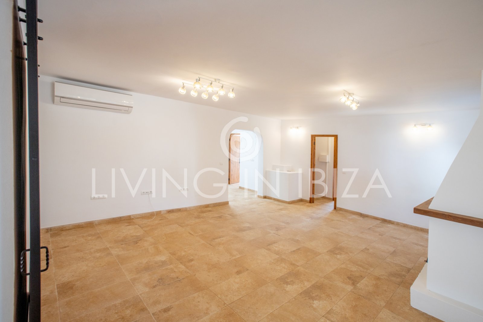 Santa Gertrudis, San Lorenzo long term rental annual rent comfortable villa with salt pool in Ibiza private rural area to let close to Morna College