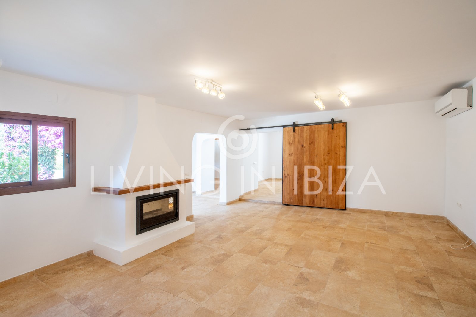 Santa Gertrudis, San Lorenzo long term rental annual rent comfortable villa with salt pool in Ibiza private rural area to let close to Morna College