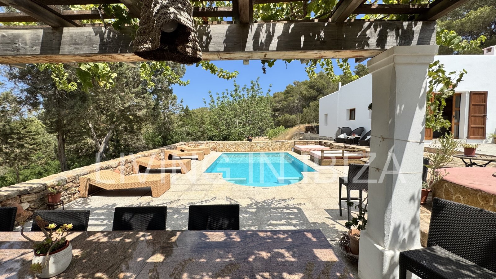 Long-term rental: comfortable villa with pool in a quiet rural location in Santa Gertrudis, San Lorenzo, Ibiza. Close to the Morna School. 