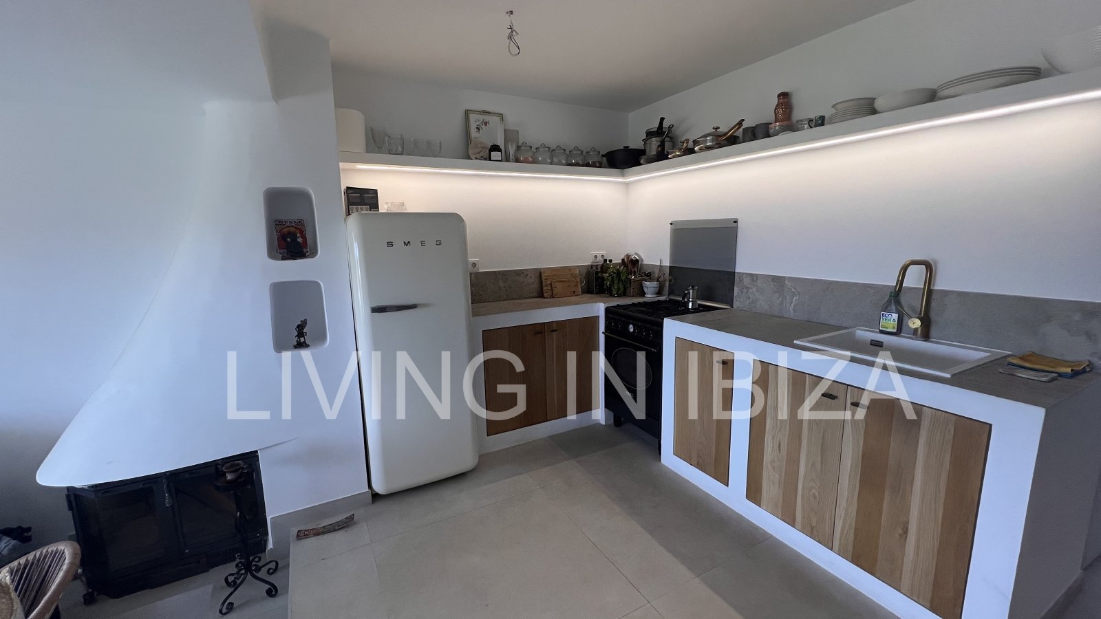 Temporary rental This charming apartment is located in Siesta, Santa Eulalia del Río, in the east of Ibiza. It boasts spectacular views of the communa