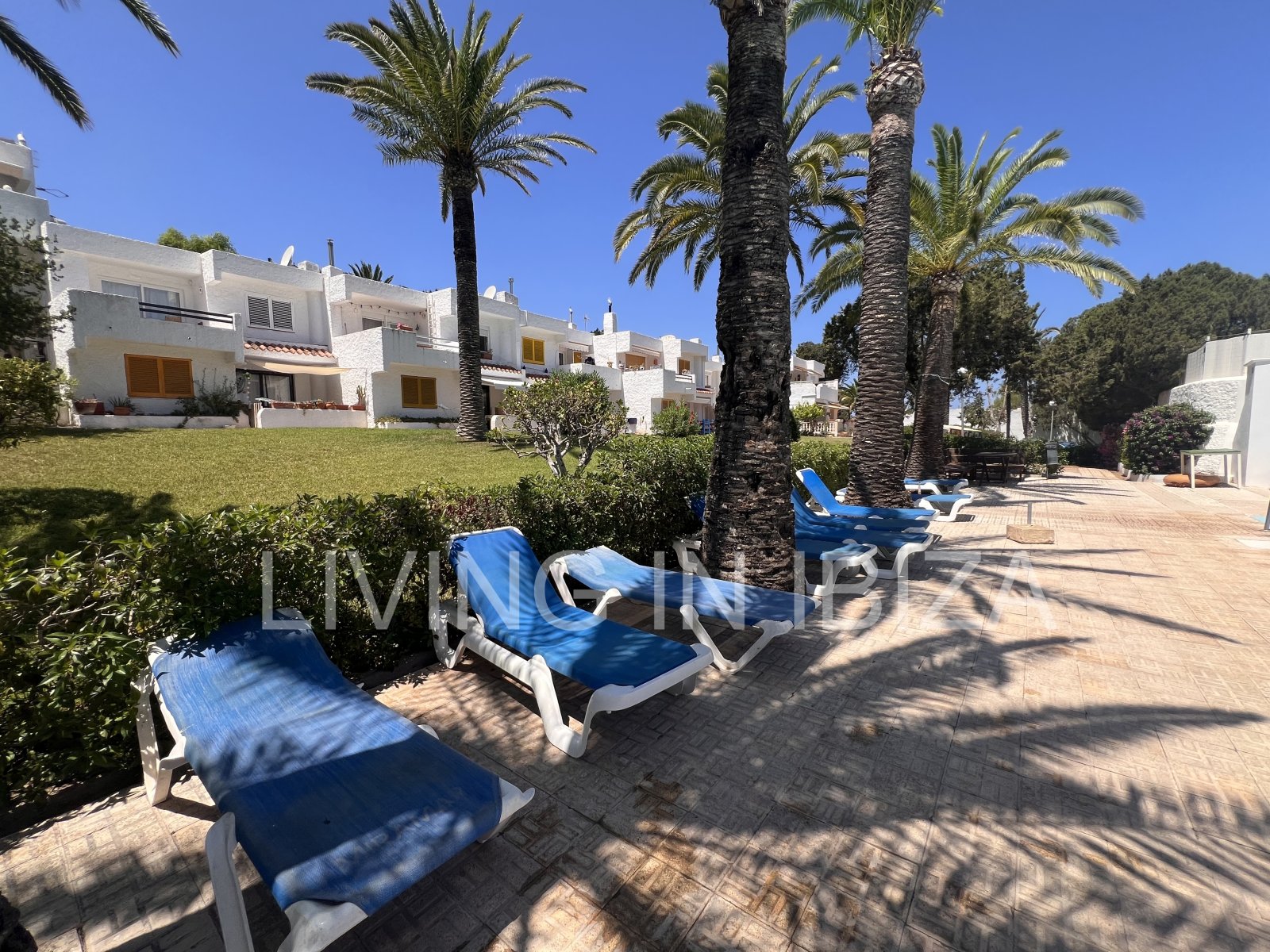 Temporary rental This charming apartment is located in Siesta, Santa Eulalia del Río, in the east of Ibiza. It boasts spectacular views of the communa