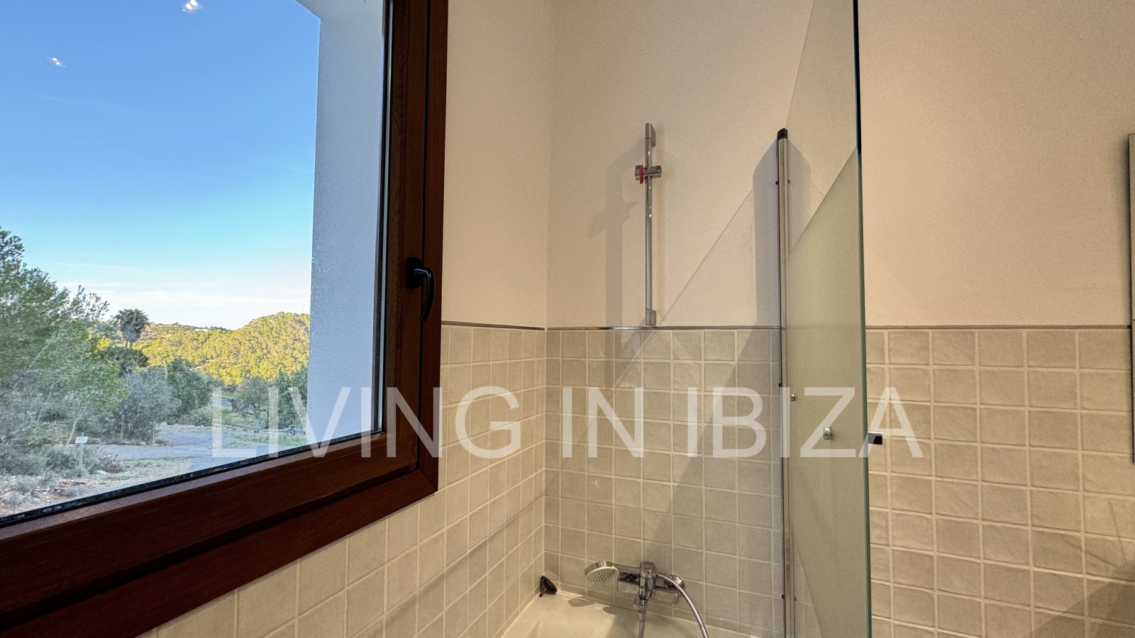 For rent: Detached house in San Vicente, Ibiza. Approximately 140 m² on a plot of about 1,000 m². No neighbours nearby.