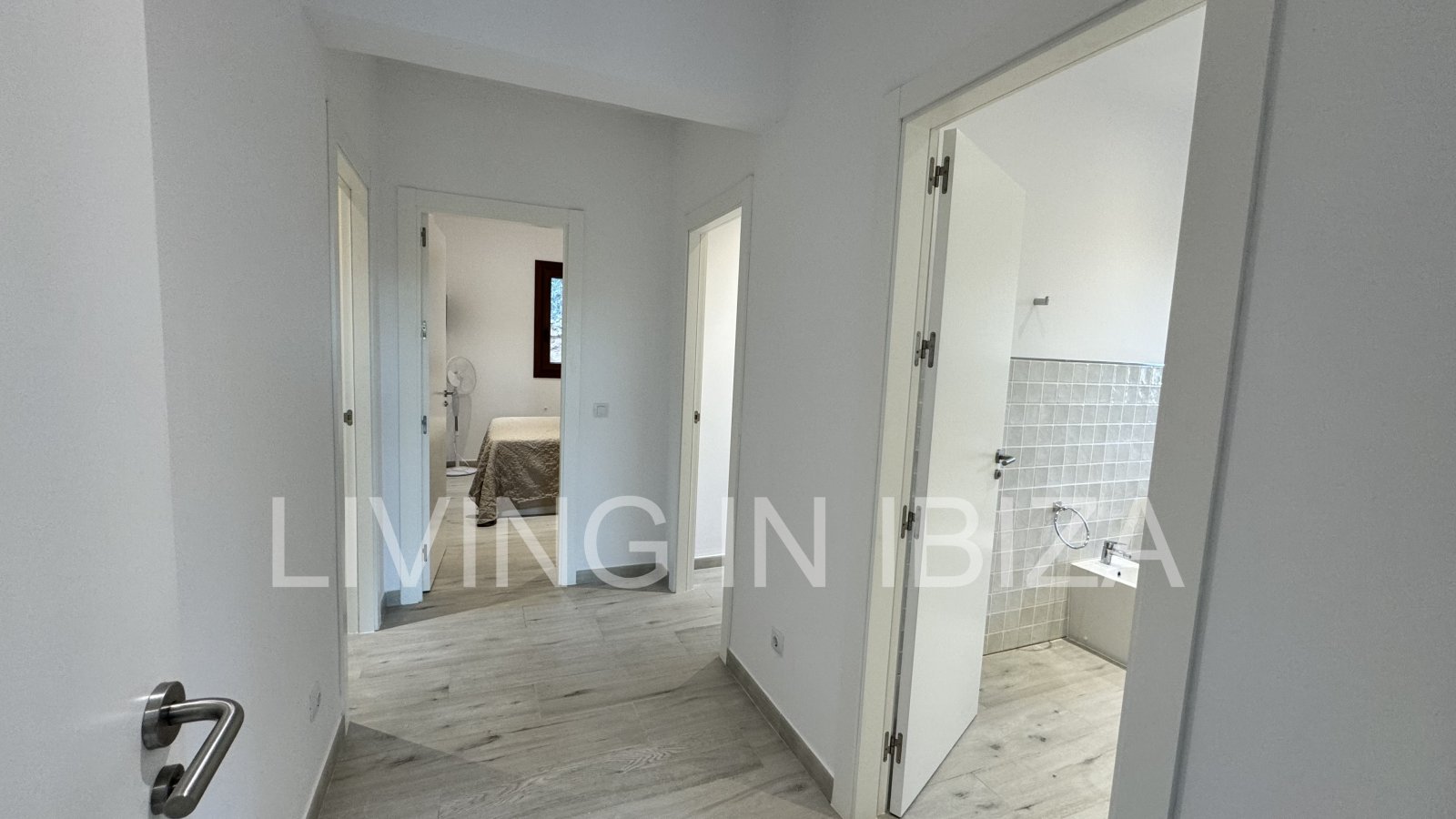 For rent: Detached house in San Vicente, Ibiza. Approximately 140 m² on a plot of about 1,000 m². No neighbours nearby.