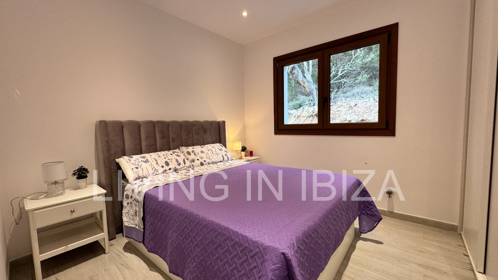 For rent: Detached house in San Vicente, Ibiza. Approximately 140 m² on a plot of about 1,000 m². No neighbours nearby.