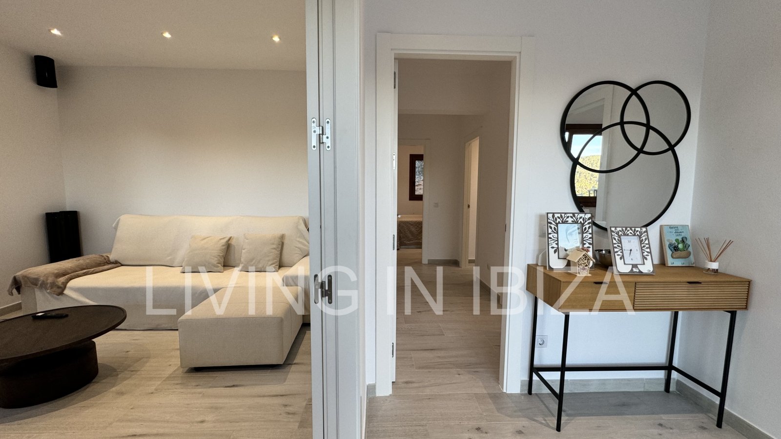 For rent: Detached house in San Vicente, Ibiza. Approximately 140 m² on a plot of about 1,000 m². No neighbours nearby.