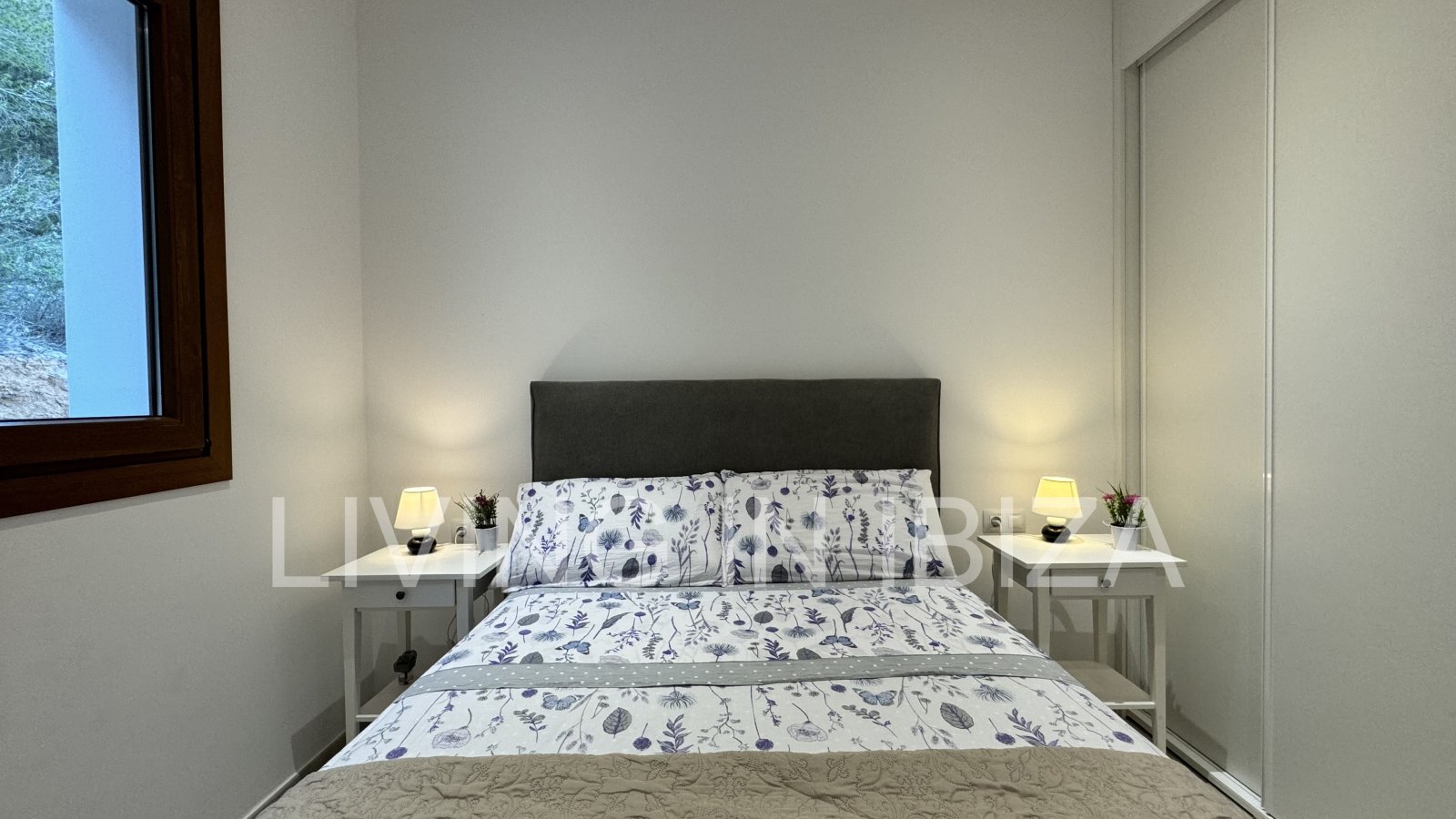 For rent: Detached house in San Vicente, Ibiza. Approximately 140 m² on a plot of about 1,000 m². No neighbours nearby.