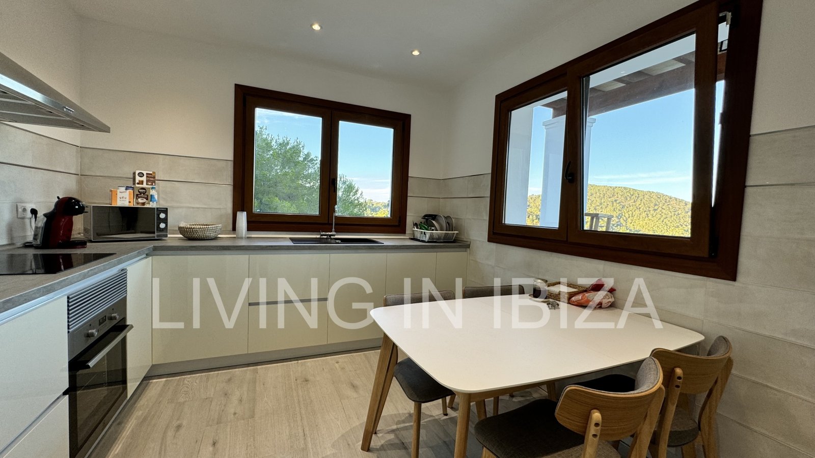 For rent: Detached house in San Vicente, Ibiza. Approximately 140 m² on a plot of about 1,000 m². No neighbours nearby.