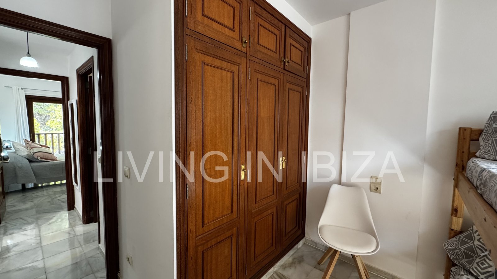 Ideal for teachers. TEMPORARY rental. from 5 to 10 months: bright attic in Sargamassa, Santa Eulalia del Río -Ibiza-. Near the beach of Cala Pada.