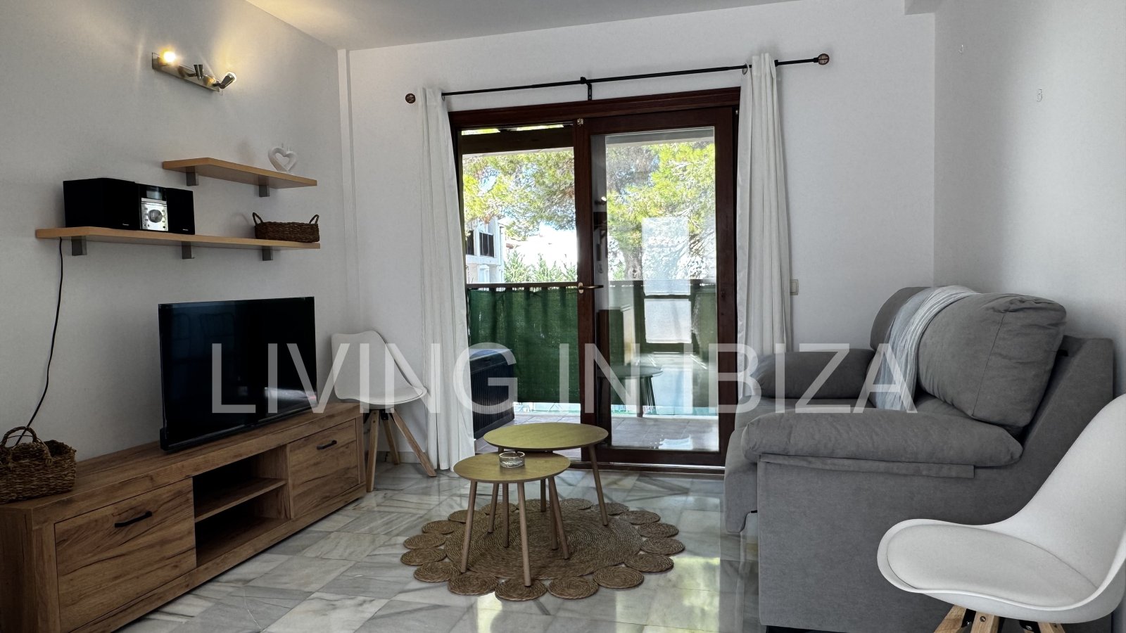 Santa Eulalia del Rio: Ideal for teachers. TEMPORARY rental. from 5 to 10 months: bright attic in Sargamassa, Santa Eulalia del Río -Ibiza-. Near the beach of Cala Pada. Santa Eulalia del Rio: Ideal for teachers. TEMPORARY rental. from 5 to 10 months: bright attic in Sargamassa, Santa Eulalia del Río -Ibiza-. Near the beach of Cala Pada.