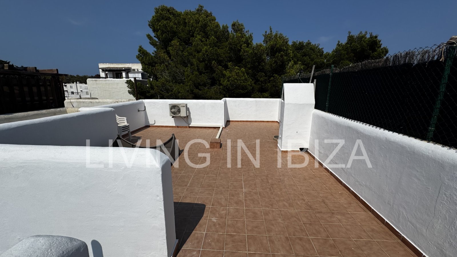 Ideal for teachers. TEMPORARY rental. from 5 to 10 months: bright attic in Sargamassa, Santa Eulalia del Río -Ibiza-. Near the beach of Cala Pada.