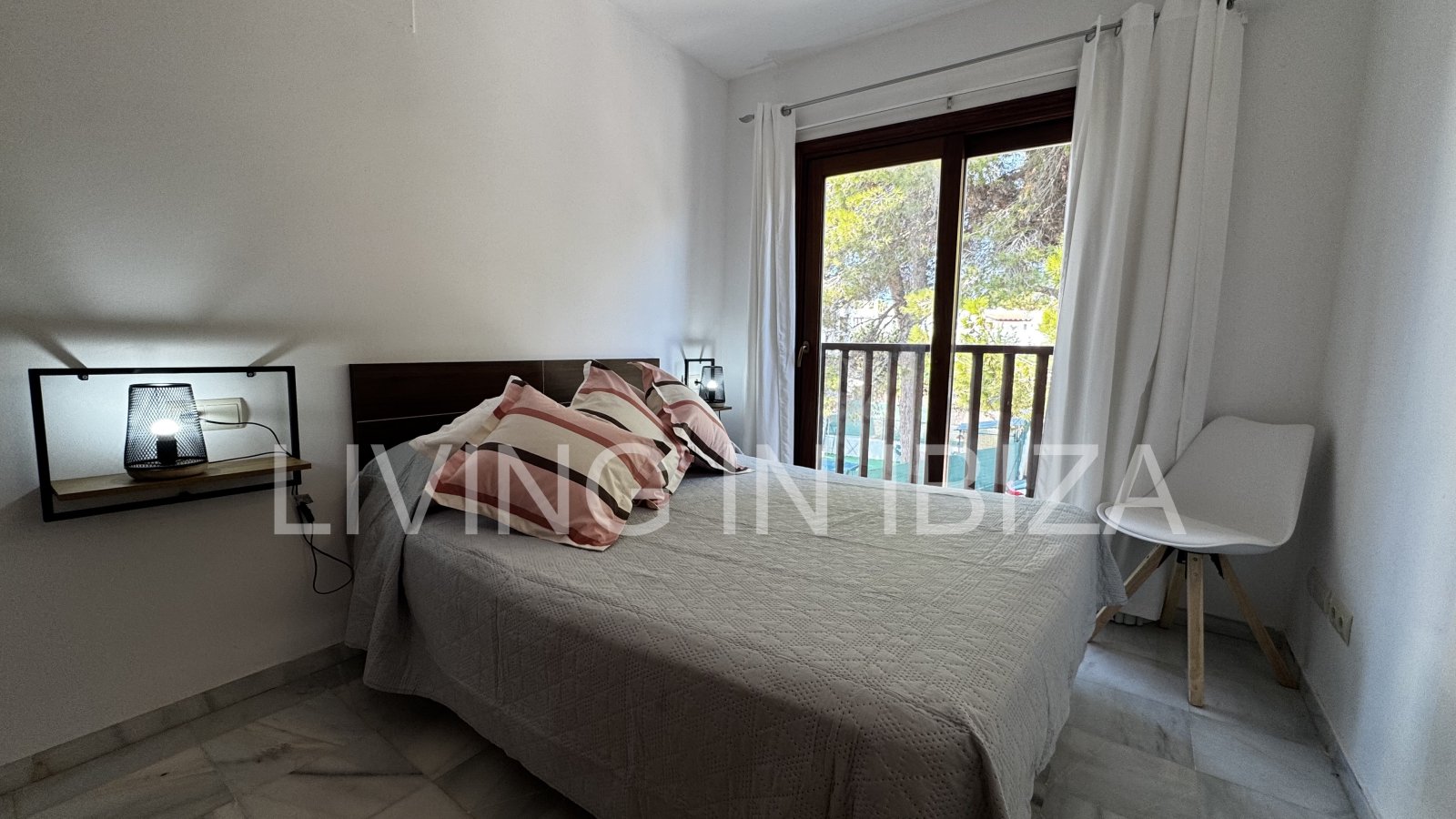 Ideal for teachers. TEMPORARY rental. from 5 to 10 months: bright attic in Sargamassa, Santa Eulalia del Río -Ibiza-. Near the beach of Cala Pada.