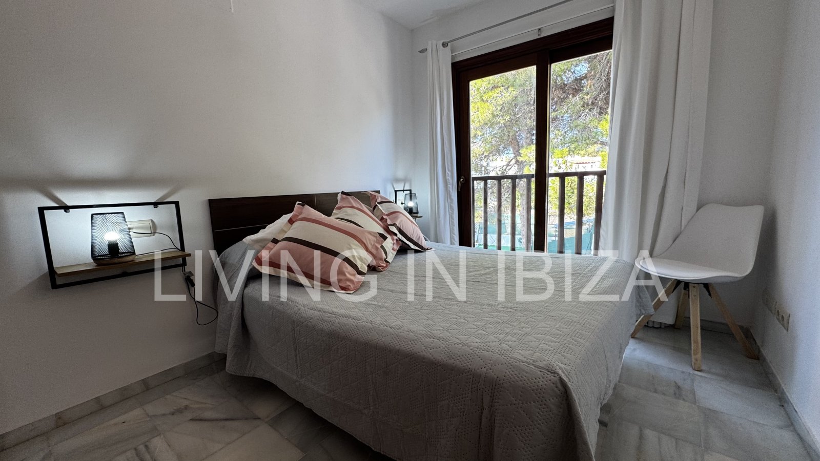 Ideal for teachers. TEMPORARY rental. from 5 to 10 months: bright attic in Sargamassa, Santa Eulalia del Río -Ibiza-. Near the beach of Cala Pada.