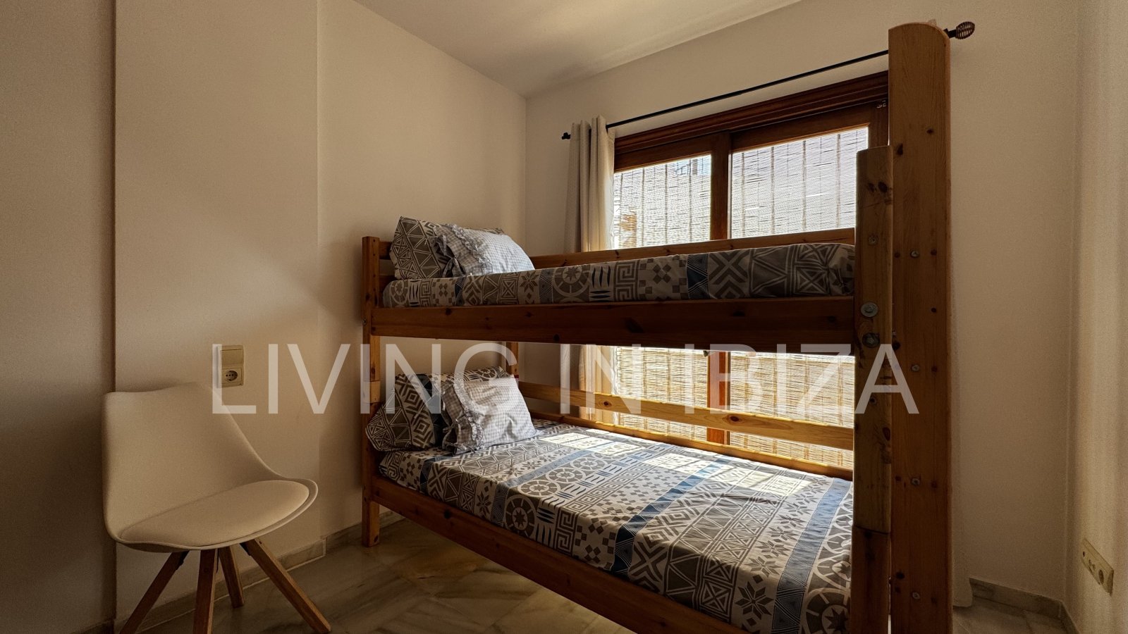 Ideal for teachers. TEMPORARY rental. from 5 to 10 months: bright attic in Sargamassa, Santa Eulalia del Río -Ibiza-. Near the beach of Cala Pada.