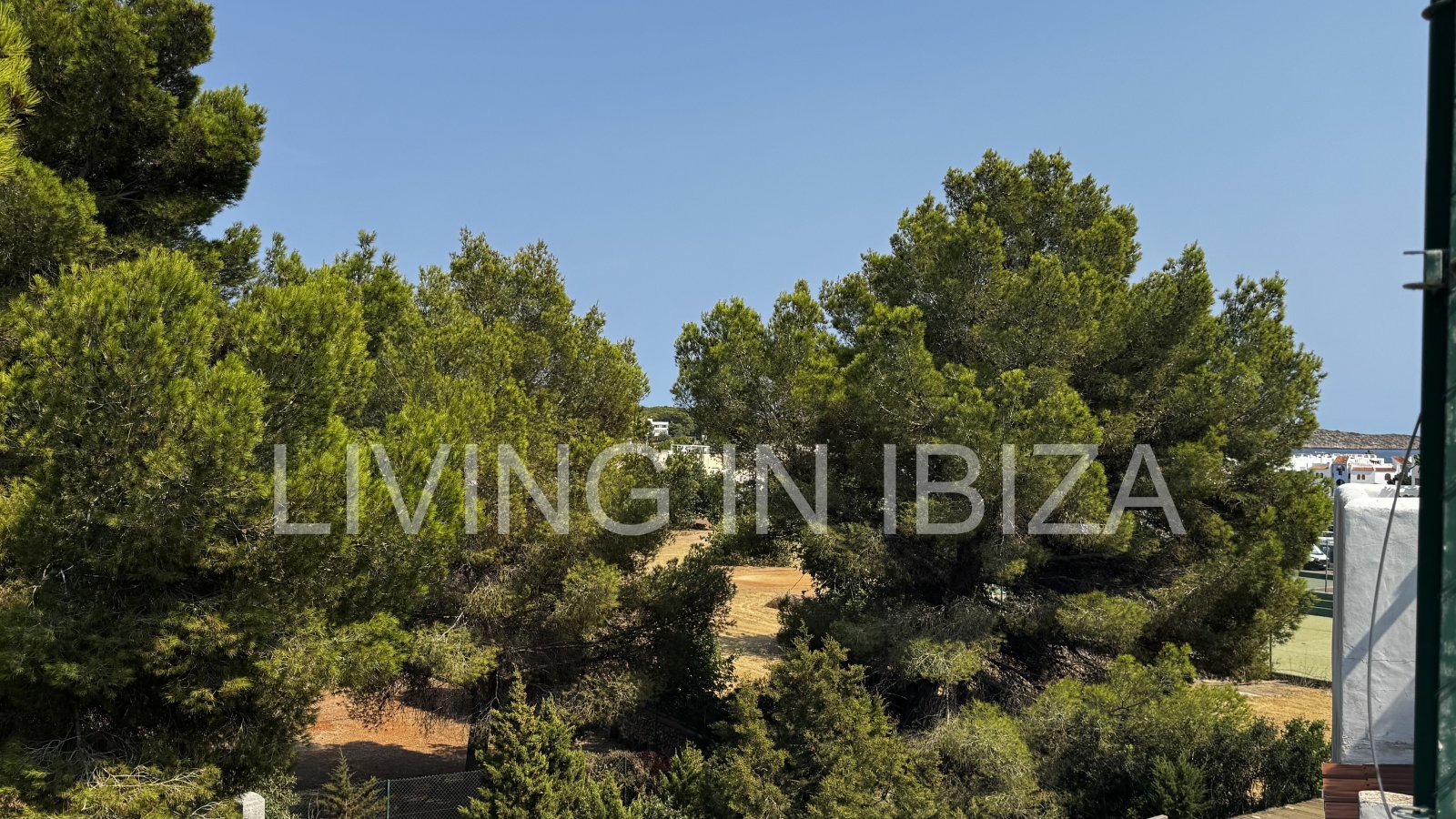 Ideal for teachers. TEMPORARY rental. from 5 to 10 months: bright attic in Sargamassa, Santa Eulalia del Río -Ibiza-. Near the beach of Cala Pada.