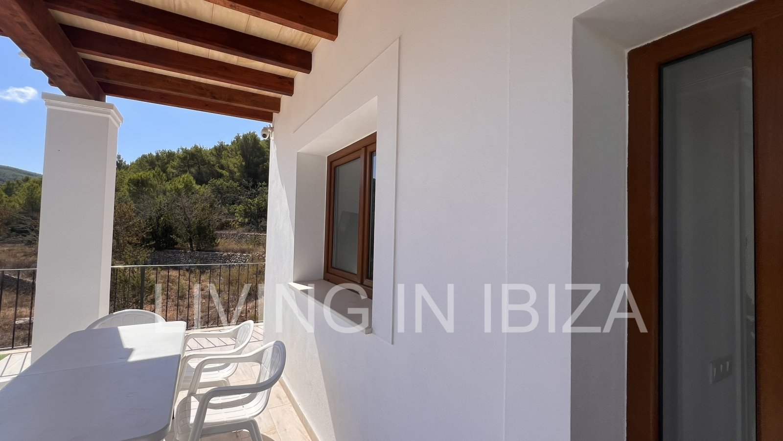 For rent: Detached house in San Vicente, Ibiza. Approximately 140 m² on a plot of about 1,000 m². No neighbours nearby.