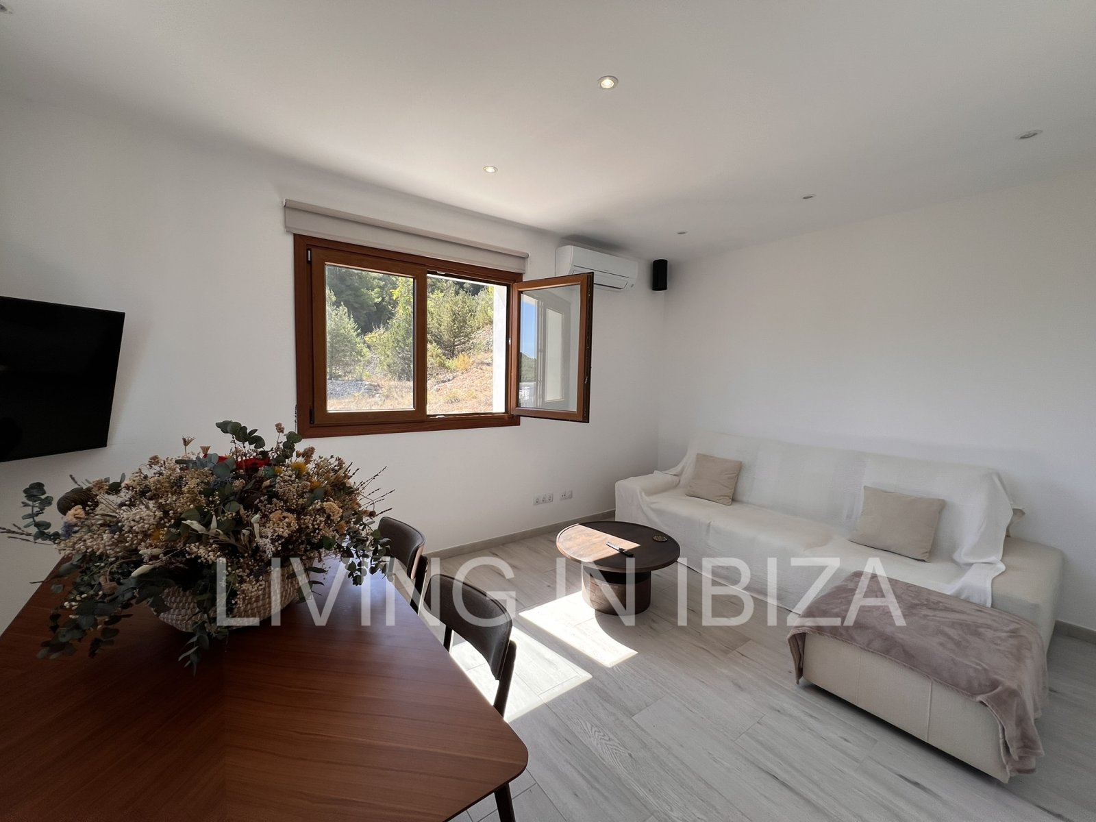 For rent: Detached house in San Vicente, Ibiza. Approximately 140 m² on a plot of about 1,000 m². No neighbours nearby.