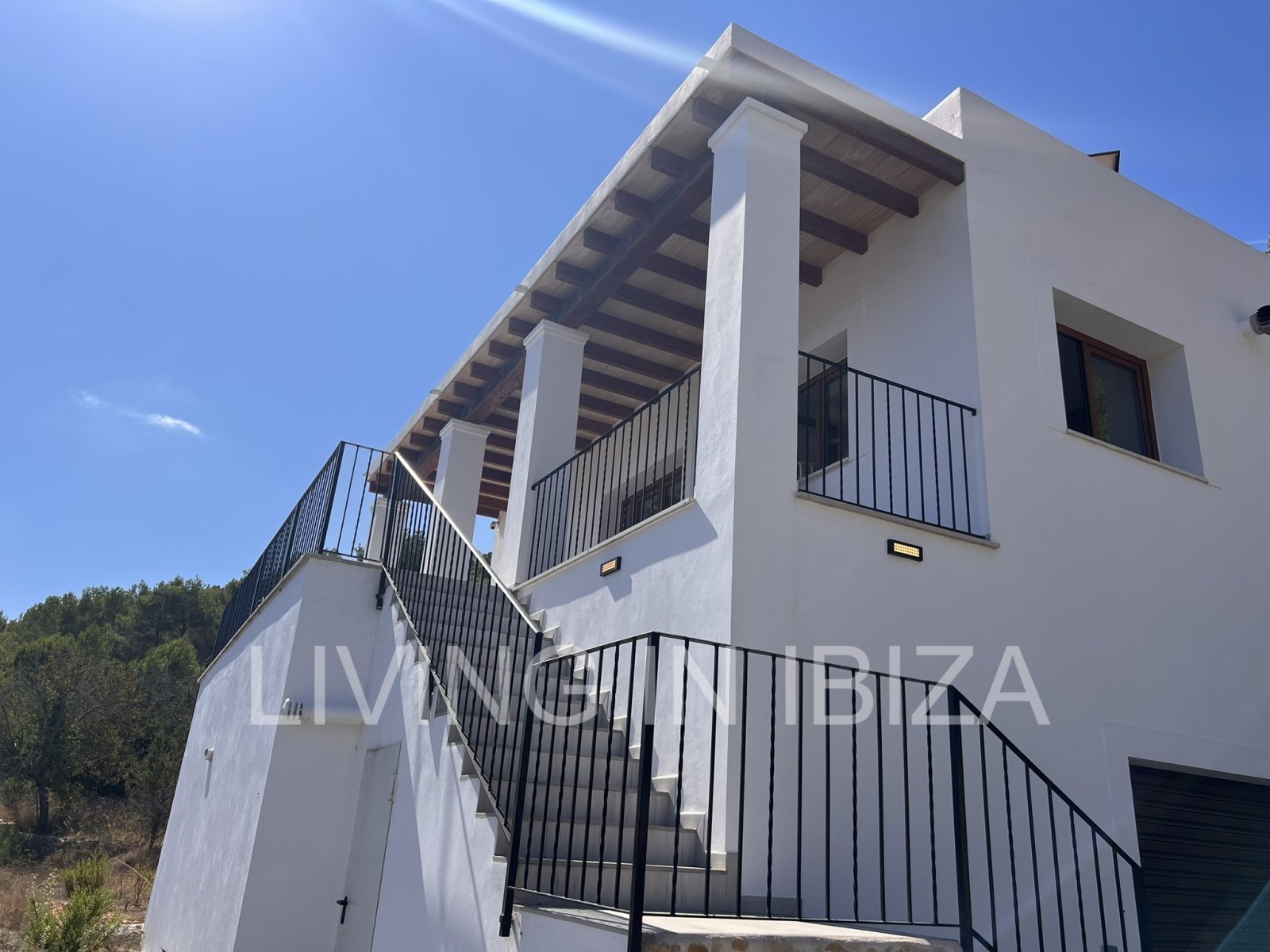 San Vicente de Sa Cala: For rent: Detached house in San Vicente, Ibiza. Approximately 140 m² on a plot of about 1,000 m². No neighbours nearby. 