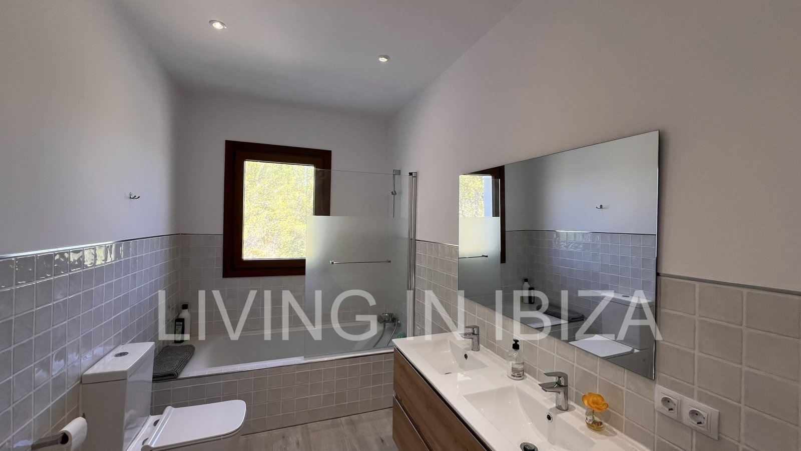 For rent: Detached house in San Vicente, Ibiza. Approximately 140 m² on a plot of about 1,000 m². No neighbours nearby.