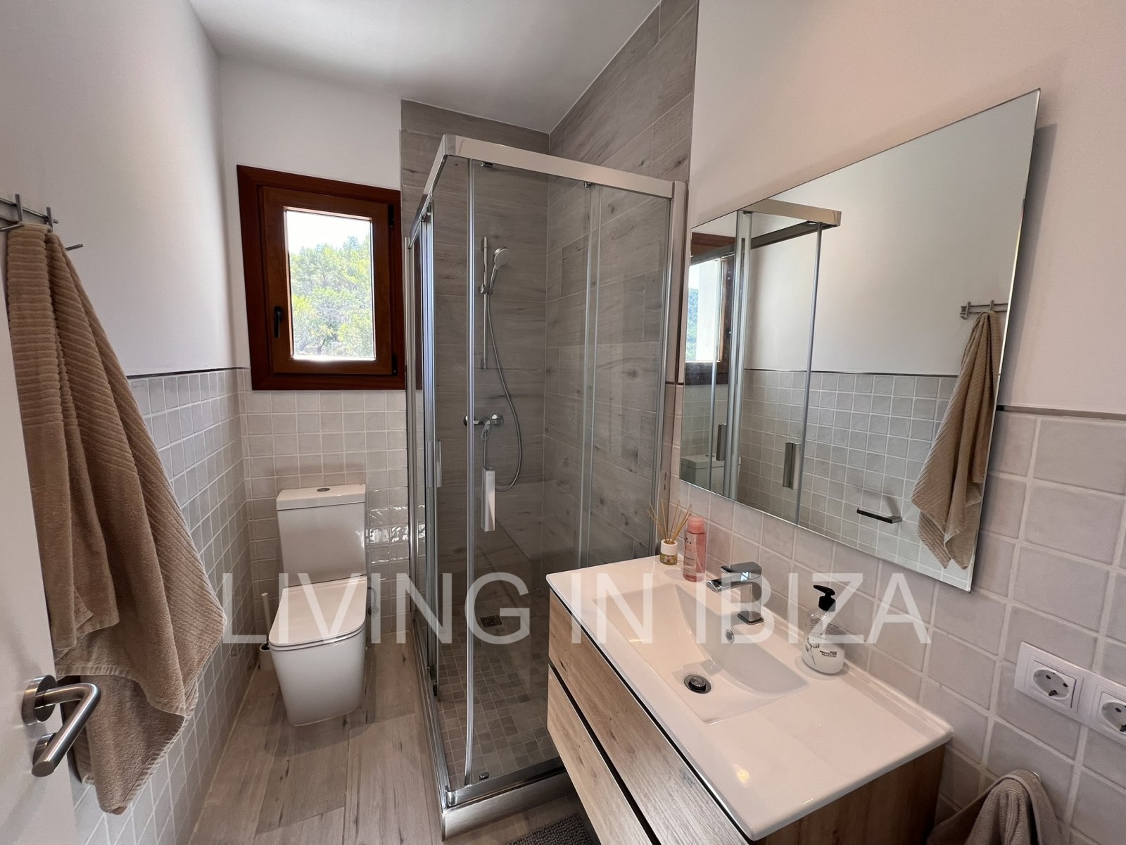 For rent: Detached house in San Vicente, Ibiza. Approximately 140 m² on a plot of about 1,000 m². No neighbours nearby.