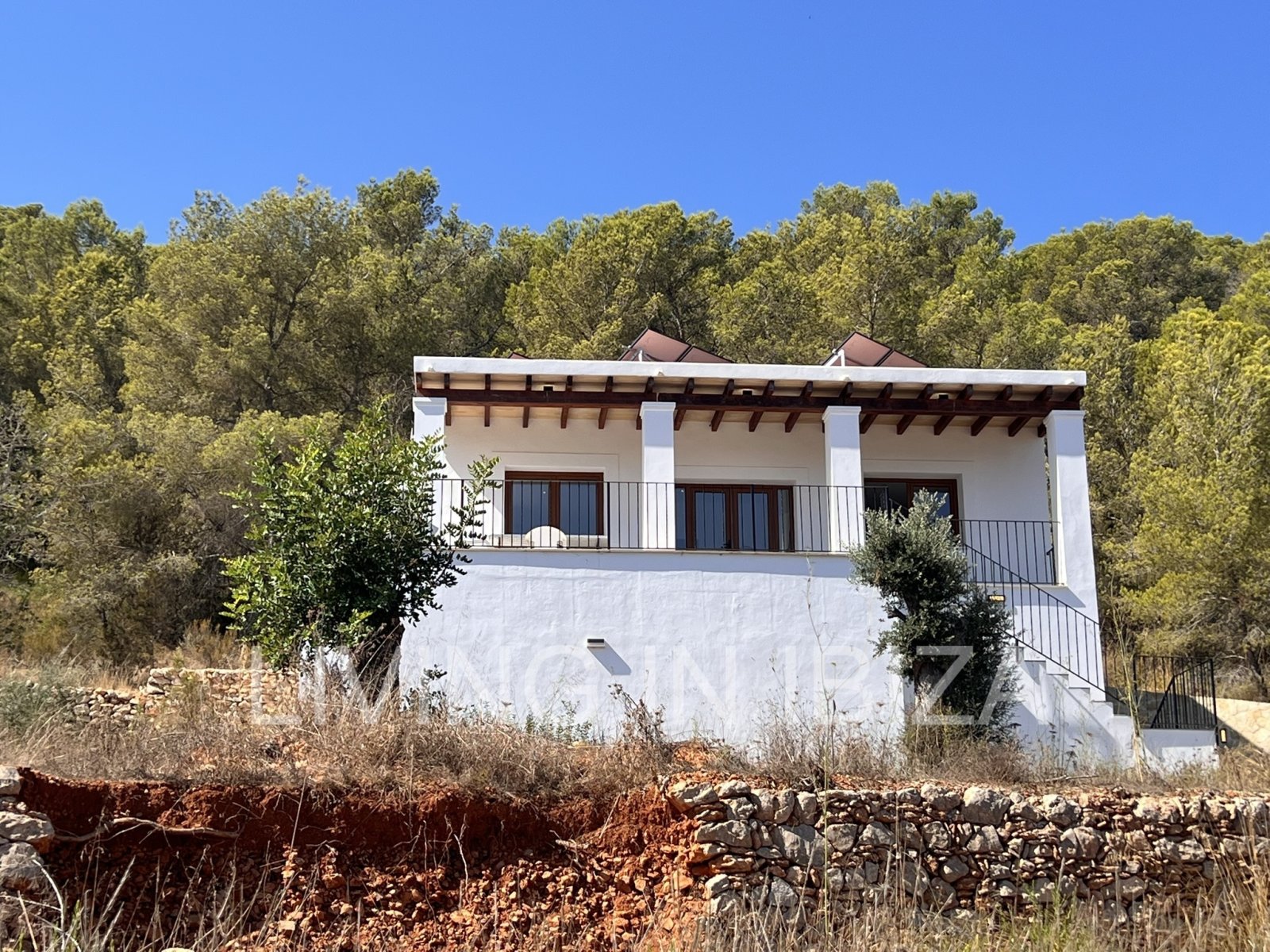 For rent: Detached house in San Vicente, Ibiza. Approximately 140 m² on a plot of about 1,000 m². No neighbours nearby.